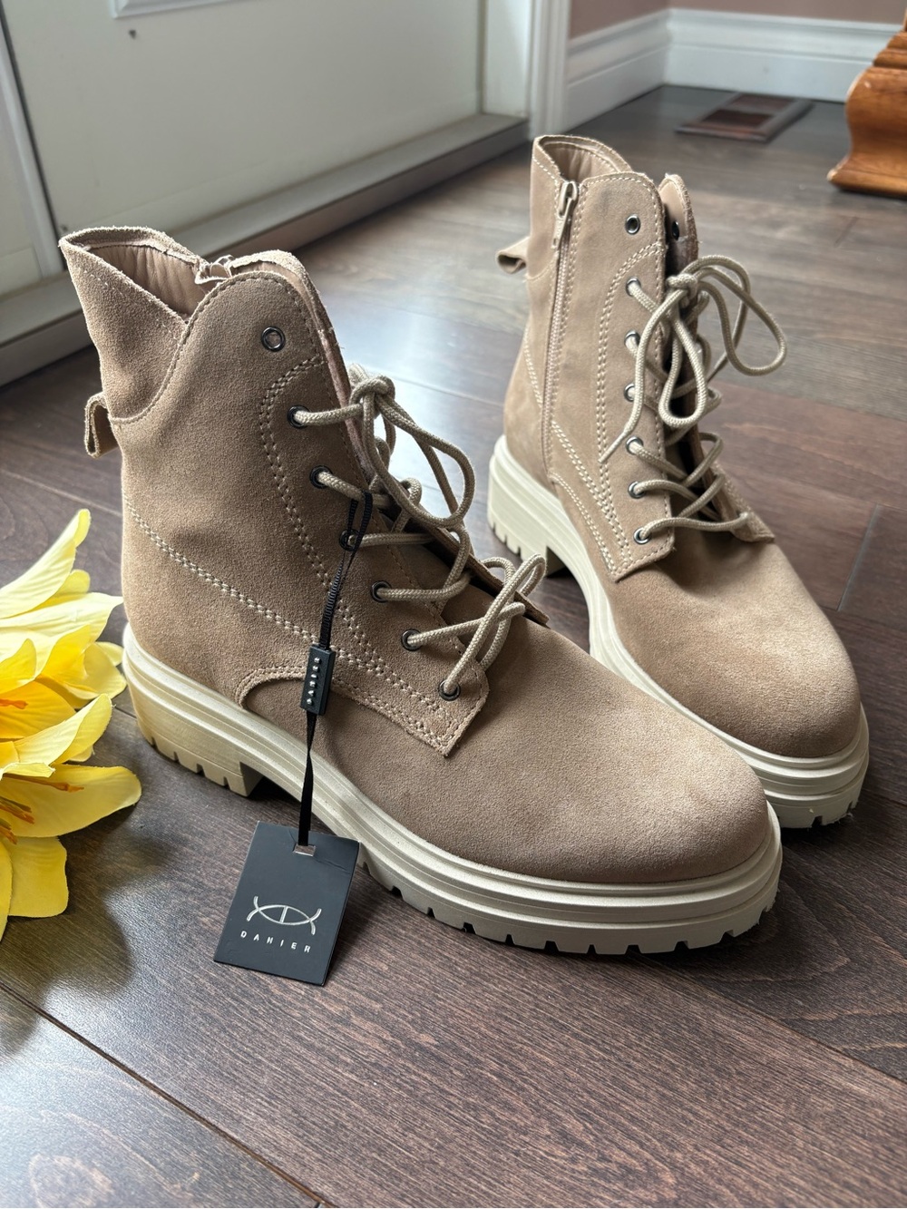 NWT Danier Trudy Suede Lace Up Boots - Picture 6 of 16
